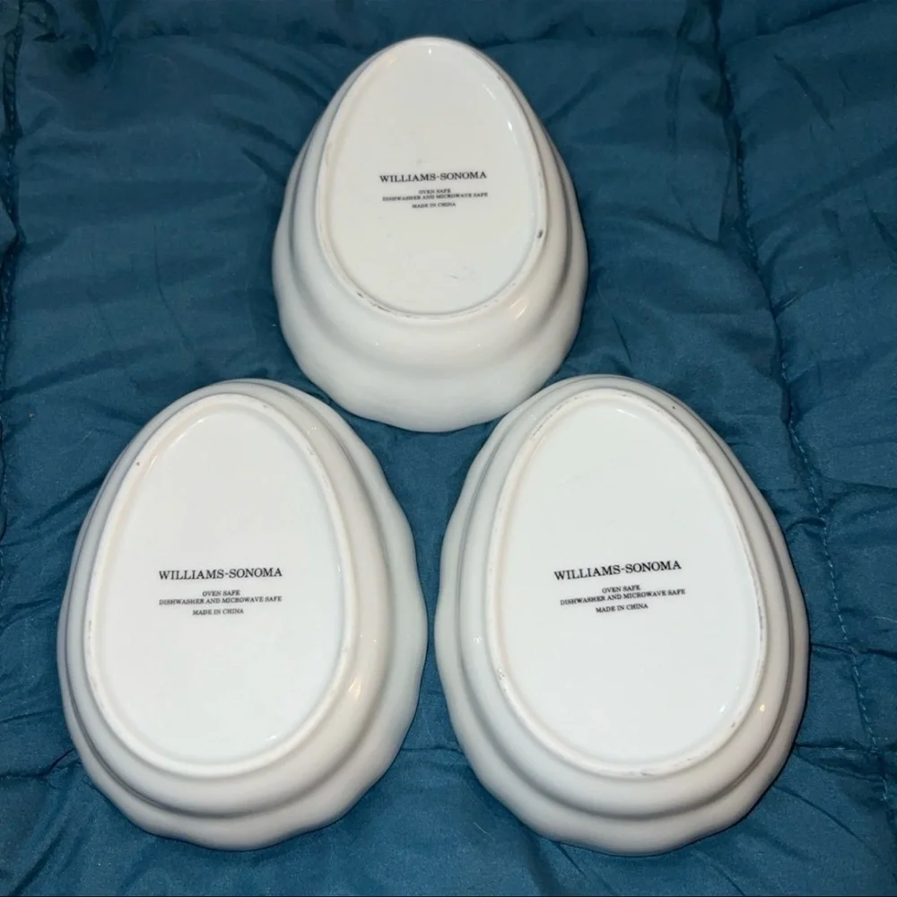 WILLIAMS SONOMA EGG SHAPED BOWLS W/ SCALLOPED EDGES AND EASTER BUNNY DESIGNS